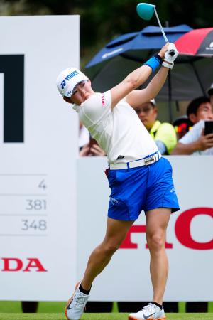 　最終ラウンド、通算２７アンダーで２位の岩井明愛＝サイアムＣＣ（共同）