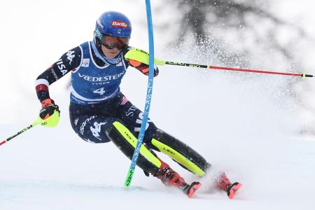 　女子回転第８戦、滑走するミカエラ・シフリン＝セストリエール（ＡＰ＝共同）