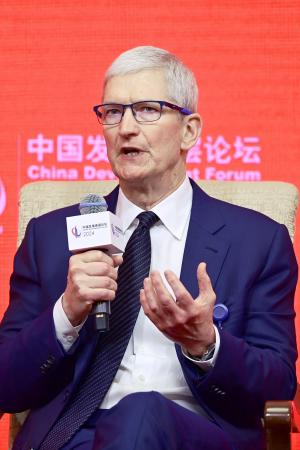 　米アップルのティム・クックＣＥＯ＝２０２４年３月、北京（共同）