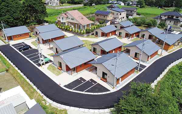 熊本地震後、県内で最初に完成した災害公営住宅（復興住宅）＝２０１８年６月、西原村（上杉勇太、小型無人機で撮影）