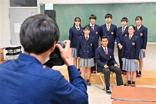 卒業アルバム用の写真撮影に臨む東海大星翔高の美術部員たち＝熊本市東区の同校