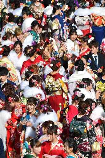 今年の熊本市成人式では、会場近くの「サクラマチ　クマモト」前の広場が大勢の新成人で混雑した＝１月１３日、熊本市中央区（高見伸）