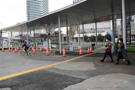 熊本駅前電停付近の駅前広場。白川口と電停を行き来する歩行者と広場を横切る自転車が交錯する＝熊本市西区