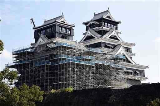 復旧工事が進む熊本城天守閣。来春、城内の入園料の値上げが検討されている＝熊本市中央区（田上辰也）