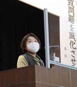 拉致被害者の早期帰国実現を訴える平野フミ子さん＝１２日、県庁