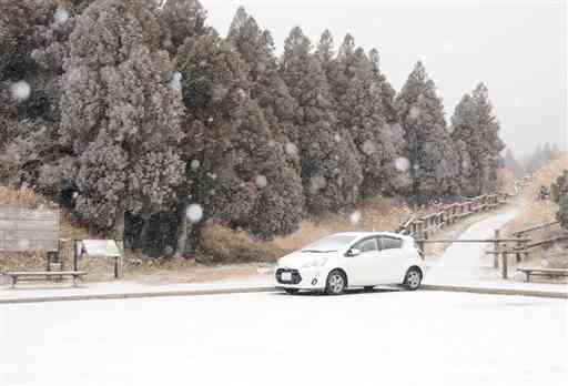 一面に雪が積もった草千里駐車場＝１５日午前１０時ごろ、阿蘇市永草
