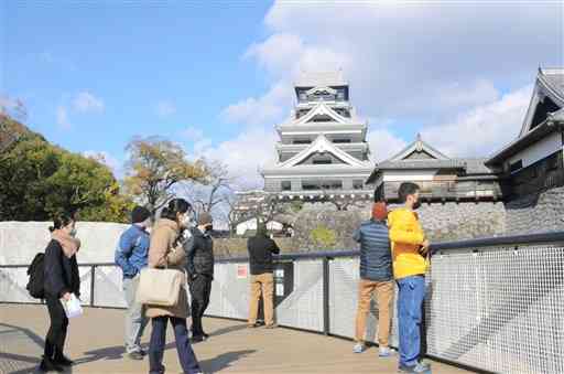 特別見学通路から復旧工事が進む熊本城を楽しむ観光客ら＝１５日、熊本市中央区