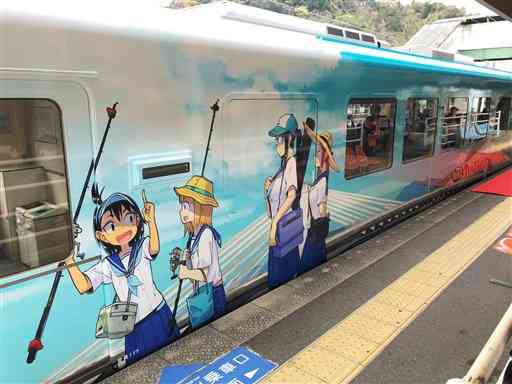 アニメ「放課後ていぼう日誌」のキャラクターなどがデザインされた肥薩おれんじ鉄道の車両＝１８日、芦北町