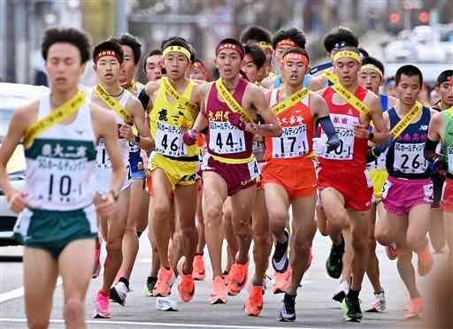 男子１区で、２位集団を引っ張る九州学院の鶴川（中央）＝京都市中京区（後藤仁孝）