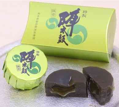 元日に発売される香梅の新商品「特製陣太鼓　抹茶」。あんと求肥の両方に抹茶を練り込んだ