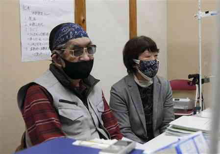 記者会見する水俣病患者の渡辺栄一さん（左）。隣は支援者の加藤タケ子事務局長＝２４日、水俣市