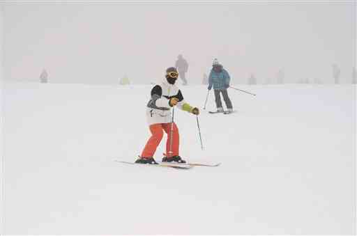 今季の営業を開始した五ケ瀬ハイランドスキー場でスキーを楽しむ人たち＝２５日午前、宮崎県五ケ瀬町