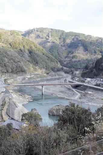 森林資源が豊富な球磨村。中央を流れる球磨川の左岸が一勝地地区で、右岸が渡地区＝２５日