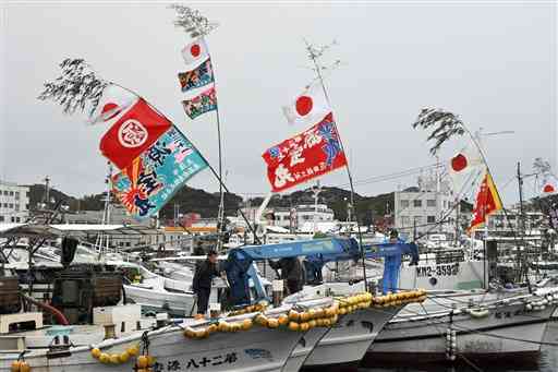 新年の豊漁願う大漁旗 天草市の牛深港 熊本日日新聞社