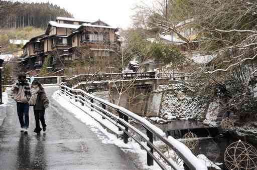 ３０日からの積雪で、白色に染まった黒川温泉街＝３１日午前１１時２０分ごろ、南小国町満願寺