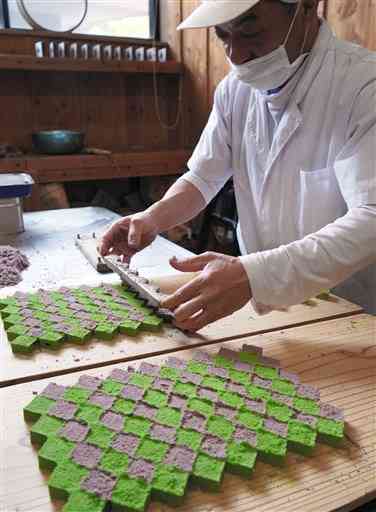 銘菓「桜の曙」の新色を作る合志和洋さん＝菊池市