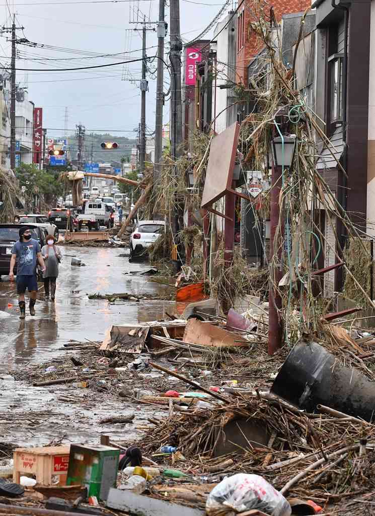 大量の土砂やがれきで埋め尽くされた人吉市の九日町通り＝2020年７月４日午後６時50分ごろ（撮影・高見伸）