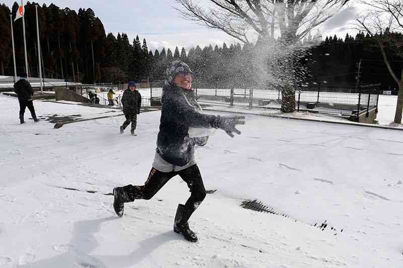 雪遊びをする波野小の児童たち＝７日午後１時３０分ごろ、阿蘇市（小野宏明）