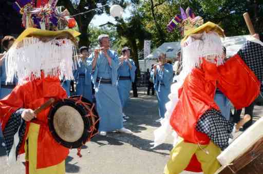 野原八幡宮の例大祭で、「風流」を披露する稚児ら＝２０１４年１０月、荒尾市