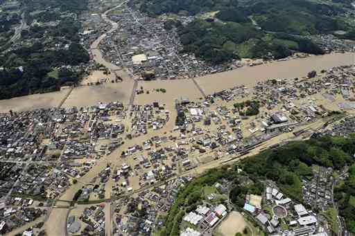 浸水による住家への被害が広がった人吉市の市街地＝２０２０年７月４日