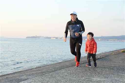 長男とワーケーションで滞在中の指宿市の海辺を散歩する森田晃輝さん＝2020年11月末、鹿児島県