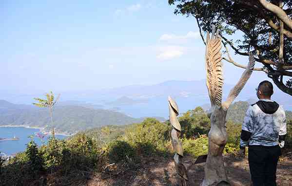 コース後半の「ヴィーナス像」がある展望スポットからの眺望。周辺の島々や海を一望できる＝天草市