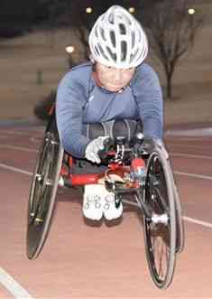 車いす陸上の練習に励む見崎真未さん＝熊本市東区