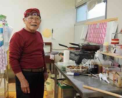 仮設商店街で第一歩を踏み出したラーメン店「大勝軒」店主の原田政勝さん＝昨年１２月３０日、人吉市