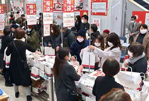 鶴屋百貨店の初売りで福袋を買い求める買い物客ら＝２日午前、熊本市中央区（後藤仁孝）