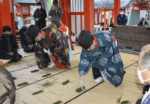 豊作を祈り、松葉を苗に見立てて田植えの所作をする神職＝八代市