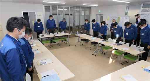 熊本豪雨から半年を迎え、犠牲者の冥福を祈り黙とうする球磨村職員。左奧のテーブルの中央は松谷浩一村長＝４日午前８時３０分ごろ、同村役場（小野宏明）