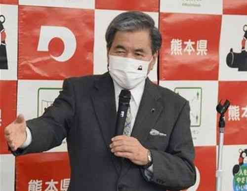 年頭記者会見で質問に答える蒲島郁夫知事＝４日、県庁