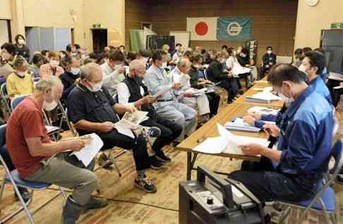 昨年１０月に開催された村づくり懇談会。初回の神瀬地区には１００人以上が集まった＝球磨村