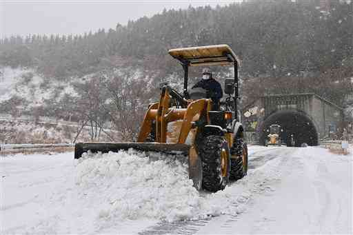 除雪作業が行われる大通トンネル付近の県道＝７日午前、八代市東陽町の大通峠（高見伸）