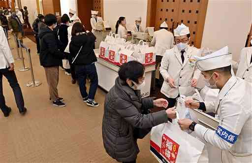 来店客の混雑を避けるため、会場を広いスペースがあるフロアに移して行われた鶴屋百貨店の食品福袋販売会＝２日午前、熊本市中央区（後藤仁孝）