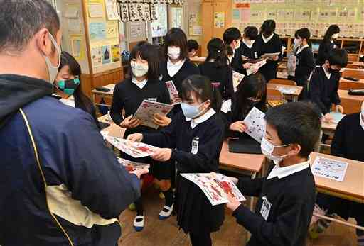 ３学期が始まり、冬休みの宿題を提出する５年生＝８日午前、熊本市中央区の出水小（後藤仁孝）