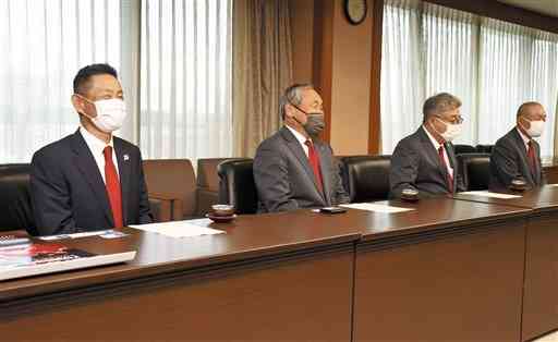 新たなシーズンの抱負などを語るロアッソ熊本の大木武監督（左端）ら＝県庁