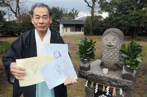 アマビエ宛てに届いた手紙を手にする、大島子諏訪神社の山浦一男宮司＝天草市