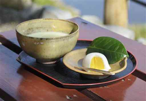 坂本カツ子さんが手掛ける「望月」。抹茶と一緒に水前寺成趣園内の喫茶「みはらし」で味わえる