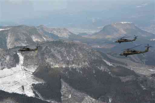 山肌に雪が残る小国町の上空を編隊飛行する第８飛行隊の多用途ヘリ＝１３日