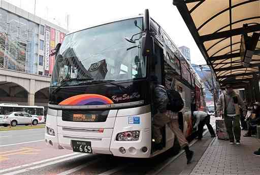 通町筋バス停で乗客を乗せる福岡行きの高速バスひのくに号＝１３日午後、熊本市中央区（池田祐介）