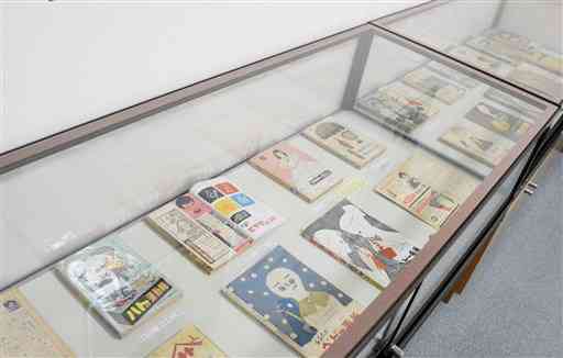 菊陽町図書館で展示されている昭和２０～３０年代の少女雑誌の広告＝菊陽町