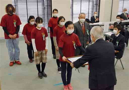 河村邦比児熊日社長（右）から表彰を受けるあさぎり翔成館のメンバー＝１６日、熊日本社（大田垣典子）