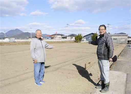 「さんばんいきいきふれあい農園」の借り手を募集している農園会長の西山宏さん（左）と中島校区第９町内自治会長の山木哲也さん＝熊本市西区