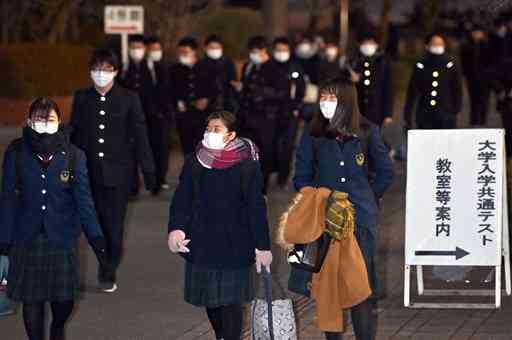 大学入学共通テストの第１日程が終わり、試験会場を後にする受験生ら＝１７日午後６時ごろ、熊本市中央区の熊本学園大（後藤仁孝）