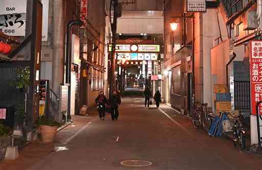 県の営業時間短縮要請が始まり、人通りの少ない熊本市中央区の酒場通り＝１８日午後９時ごろ、（池田祐介）