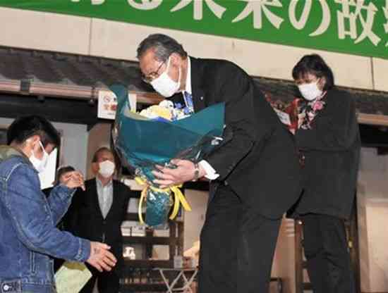 当選を祝う花束を受け取る現職の前田移津行氏＝玉東町