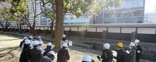 熊本地震からの復旧工事が完了し、報道陣に公開された熊本城の長塀＝２９日午前、熊本市中央区（小野宏明）