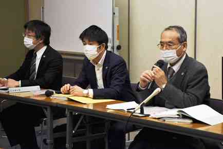 記者会見で弁論準備手続きの内容を説明する原告弁護団代表の三角恒弁護士（右）ら＝２９日、熊本市中央区