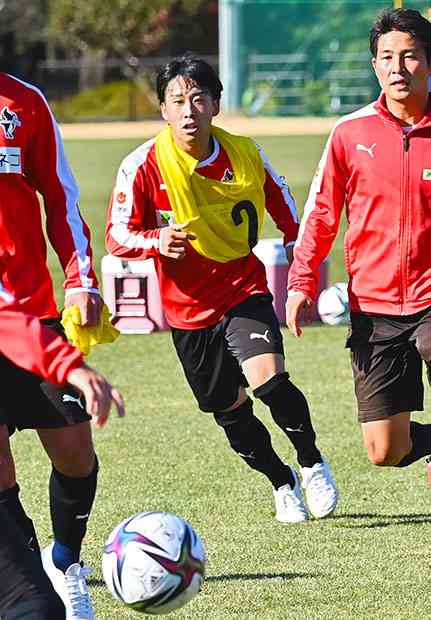 「ドリブルやゴールに絡むプレーを見てほしい」と話すＭＦ東出＝県民総合運動公園（池田祐介）